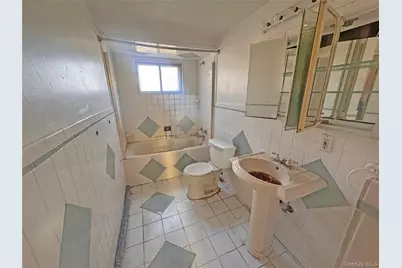 192 Ferraris Street, Copiague, NY 11726 - Photo 15