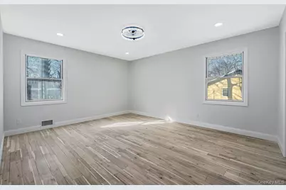 39 E Lyons Street, Melville, NY 11747 - Photo 15