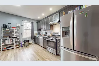 82 Moquette Row N, Yonkers, NY 10703 - Photo 1