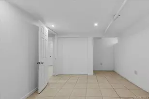 109-73 200th St, Saint Albans, NY 11412 - Photo 33