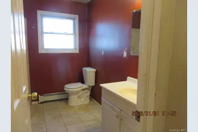 334 Robbins Street, Lindenhurst, NY 11757 - Photo 5