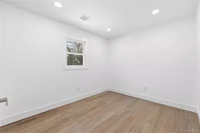 39 E Oakdale Street, Bay Shore, NY 11706 - Photo 23