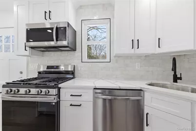 39 E Oakdale Street, Bay Shore, NY 11706 - Photo 17