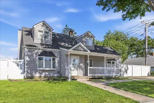 2 Violet Ln, Levittown, NY 11756 - Photo 3