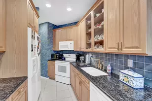 202 Carriage Ln, Plainview, NY 11803 - Photo 3