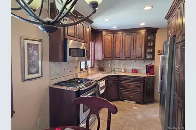 912 Oaks Drive, Franklin Square, NY 11010 - Photo 5