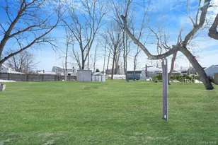 90 Winchester Dr, Lindenhurst, NY 11757 - Photo 15