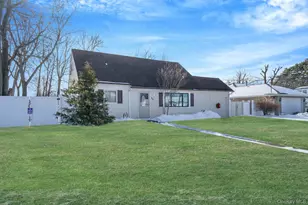 90 Winchester Dr, Lindenhurst, NY 11757 - Photo 5