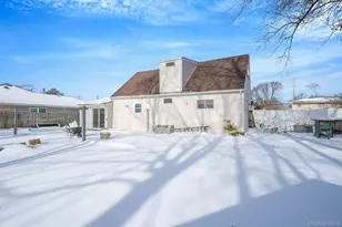 90 Winchester Dr, Lindenhurst, NY 11757 - Photo 9