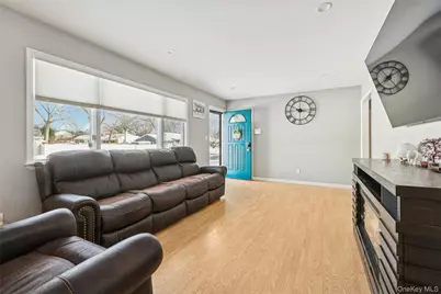 18 W Court Drive, Centereach, NY 11720 - Photo 5