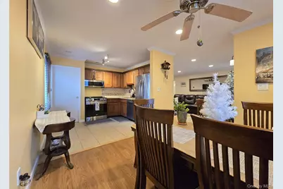 392 Clubhouse Court, Coram, NY 11727 - Photo 11