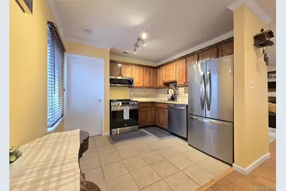 392 Clubhouse Court, Coram, NY 11727 - Photo 9