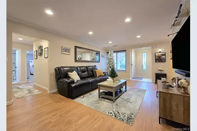 392 Clubhouse Court, Coram, NY 11727 - Photo 5