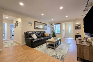 392 Clubhouse Ct, Coram, NY 11727 - Photo 5