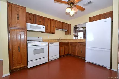 133 Inverness Road, Holbrook, NY 11741 - Photo 3