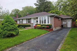 102 Birchwood Park Dr, Syosset, NY 11791 - Photo 3