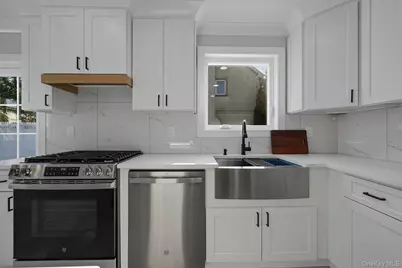 73 Wolcott Road, Levittown, NY 11756 - Photo 23