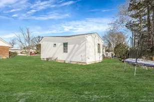 1384 Dieman Ln, East Meadow, NY 11554 - Photo 5