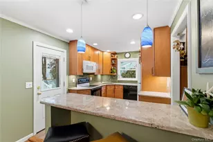 16 Newmarket Rd, Syosset, NY 11791 - Photo 11