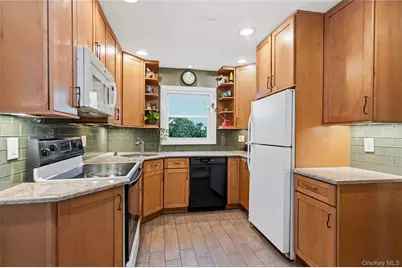 16 Newmarket Road, Syosset, NY 11791 - Photo 13