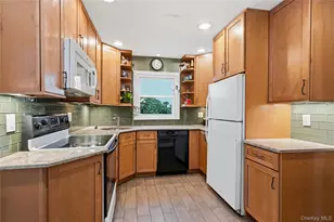 16 Newmarket Rd, Syosset, NY 11791 - Photo 13