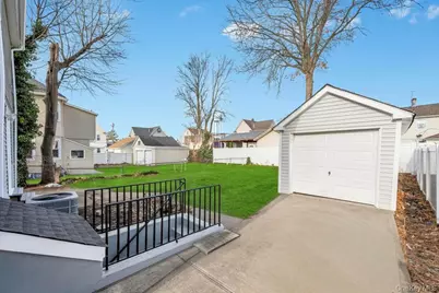 297 E Columbia Street, Hempstead, NY 11550 - Photo 3