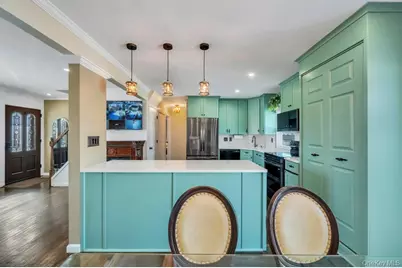 460 Roquette Avenue, Floral Park, NY 11001 - Photo 13