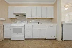 24 Crag Ln, Levittown, NY 11756 - Photo 9