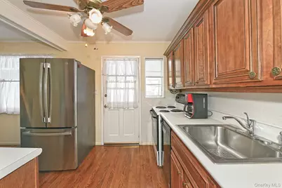 325 Cayuga Avenue, East Meadow, NY 11554 - Photo 11