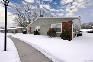 258 Newcastle Ct, Ridge, NY 11961 - Photo 3