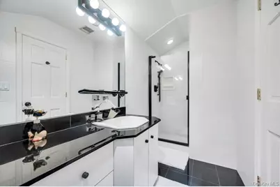 22 Bayside Drive, Great Neck, NY 11023 - Photo 23