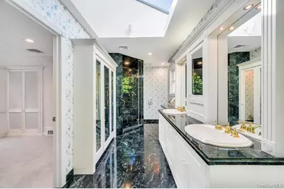 22 Bayside Drive, Great Neck, NY 11023 - Photo 19