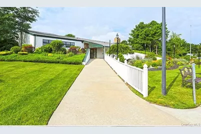 16 Village Circle E, Manorville, NY 11949 - Photo 11