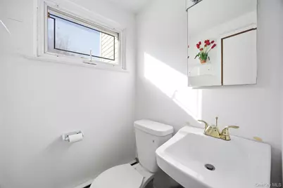 87 Executive Drive, New Hyde Park, NY 11040 - Photo 23