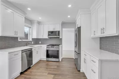 68 Beaumont Drive, Plainview, NY 11803 - Photo 9