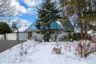 24 Beacon Ln, Hicksville, NY 11801 - Photo 5