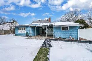 24 Beacon Ln, Hicksville, NY 11801 - Photo 9