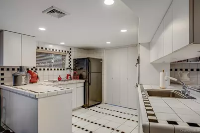 900 Kilmer Lane, Woodmere, NY 11581 - Photo 17