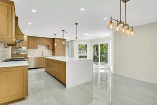 7 McCulloch Dr, Dix Hills, NY 11746 - Photo 9