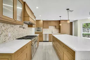 7 McCulloch Dr, Dix Hills, NY 11746 - Photo 11