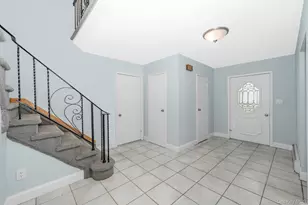 24 Brooktree Cir, Lindenhurst, NY 11757 - Photo 9