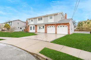 24 Brooktree Cir, Lindenhurst, NY 11757 - Photo 3