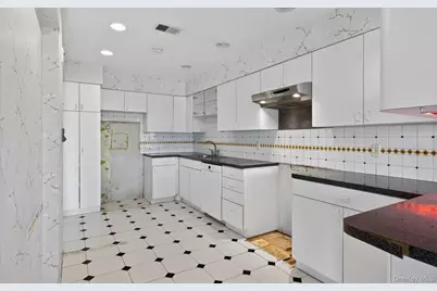 100 S Middle Neck Road #305, Great Neck, NY 11021 - Photo 13