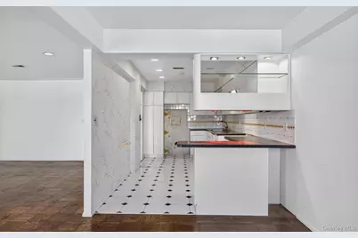 100 S Middle Neck Road #305, Great Neck, NY 11021 - Photo 11