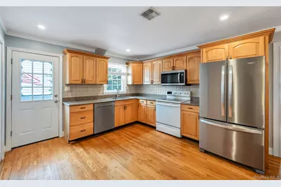 9 Wiggins Street, Ronkonkoma, NY 11779 - Photo 19