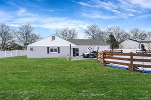 16 Magic Mountain Dr, Coram, NY 11727 - Photo 33