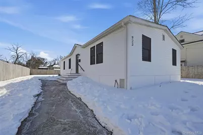 923 E Main Street, Riverhead, NY 11901 - Photo 3