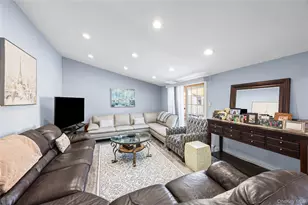 43 Wildflower Ln, Wantagh, NY 11793 - Photo 9