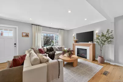 1024 Oaks Drive, Franklin Square, NY 11010 - Photo 3