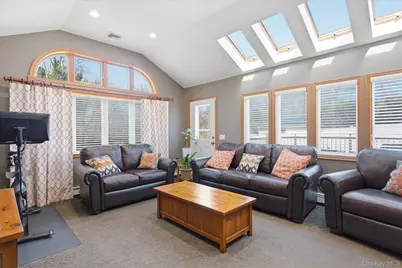 8 Natalie Court, Ronkonkoma, NY 11779 - Photo 17